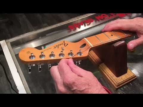 How to instal strings on a Strat using a luthier's knot