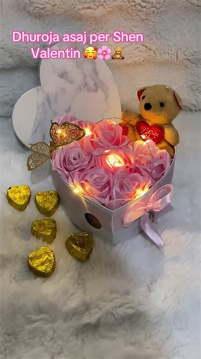 Dhuroja asaj per kete Shen Valentin , dhe beje vajzen me te lumtur ne Bote. Gjestet e vogla me domethenie te medha🥰🌸 Vec punes dhe mundit jemi te kenaqur dhe me faktin qe bejme njerezit te lumtur 🥰❤️ Per porosi na shkruani 5-7 dite para 📫☎️ Dergesa ne shqiperi kosove dhe maqedoni 💌📫 #valentines #buqeta #kompozime #lule #trendafila #ribbonroses #foryou #dhuratatepersonalizuara #astir #flowers #dhuratë #albania #pink #ted #purple #blue #giftideas