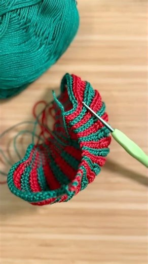 DIY Crochet Ornament | A tiny Christmas globe in red and green 🎄❤️💚