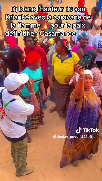 Dj Blanc et la caravane de la flamme pour la paix