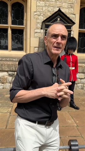 Voice actor Hank Azaria does "Simpsons" voices in attempt to crack guard’s straight face 🤣 | New York Post