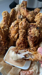 « Poulet KFC Maison » Ingrédients : * Assaisonnement poulet : - 2 kilos de pilon de poulet 🍗 - 1 c à s de sel - 1 c à c de gingembre en poudre - 1 c à c de paprika fumé - 1 c à c de poivre noir - 1 c à c de curcuma - 1 c à c d’ail poudre Nettoyez bien vos pilons puis dans un bol Mélangez les avec les épices puis réserver *Assaisonnement farine : - 500g de farine de blé - 1 c à c de sel - 1 c à c de bicarbonate alimentaire ou levure chimique - les mêmes épices avec le poulet, les mêmes quantités