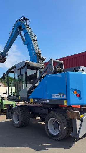 Frisch vom Tieflader gerollt – unser Fuhrpark wächst weiter! Mit dem neuen Fuchs MHL 320 begrüßen wir bereits Bagger Nummer zwei von insgesamt vier Neuzugängen im Juni. 🤩 Abgesehen von unseren Minibaggern ist er der kleinste in der Runde – und genau deshalb perfekt geeignet für verschiedenste Sortiereinsätze. Dank des Schnellwechselsystems lassen sich Anbaugeräte in Sekundenschnelle austauschen – für maximale Flexibilität bei jedem Einsatz. 💪 | Kohl Recycling GmbH