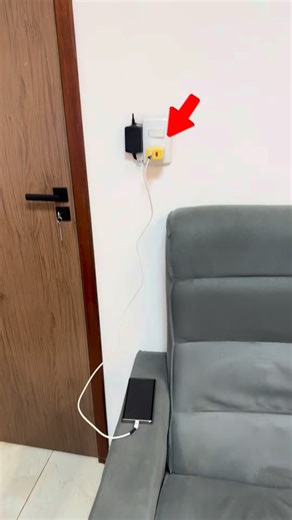 Conseils Flash on Instagram: "Le secret caché du câble USB : transformer votre vieille télé en Smart TV #CâbleUSB #SmartTV #TechTrick #DroidFast #TéléviseurIntelligent AstuceTechnologie VieilleTélé TransformationTV TutorielTech SecretUSB Télécommande TechnoAstuces VieHacksTV"