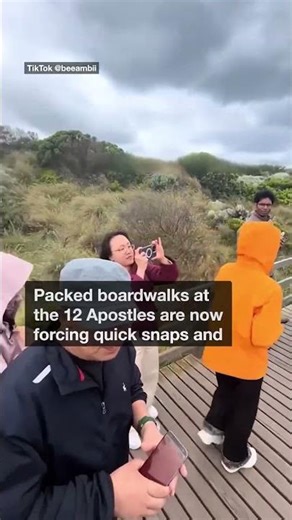 Crowds swamp lookout to see iconic Aussie landmark