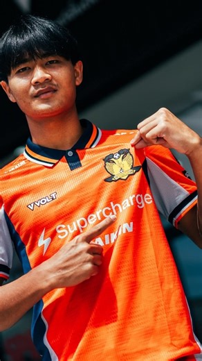 VOLT โวลท์ on Instagram: "“ก้าวใหม่ที่ไม่ง่าย แต่เต็มไปด้วยโอกาส 💪 มิค ยศกร บูรพา นักเตะดาวรุ่งยู-23 ทีมชาติไทย เปิดใจถึง ประสบการณ์แรกในการค้าแข้งต่างแดน ที่ลีกสิงคโปร์กับทีม @hougangunited 🐆🟠 จากก้าวแรกที่เหยียบสนาม และความเข้มข้นของเกม ทำให้เขาต้องเรียนรู้ที่จะปรับตัว ทั้งรูปแบบการเล่น ความเร็วของเกม รวมถึงวัฒนธรรมการใช้ชีวิตนอกสนาม ทุกความท้าทายคือการเรียนรู้ ทุกก้าวคือโอกาสในการเติบโต และนี่คือจุดเริ่มต้นของบทใหม่ ที่เจ้ามิคตั้งใจจะพิสูจน์ตัวเอง พร้อมสร้างแรงบันดาลใจให้กับนักเตะรุ่นใหม่ใ