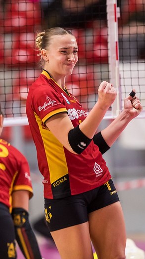 🎙️In attesa del match in trasferta con Melendugno, Teresa Bosso, schiacciatrice della SMI Roma Volley, ci racconta i segreti della vittoria con Messina e le emozioni del sogno mondiale! 💛❤️🐺 #lasquadradiroma | Roma Volley Club Femminile