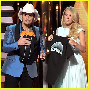Brad Paisley Performs ‘Perfect Storm’ at CMA Awards 2014!