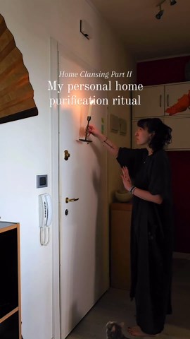 Elena🌙 | Witch & Mentor on Instagram: "HERE ✨ You've been clamouring for it and it's finally here! As I mentioned in Part 1, I like to use the energy of the equinoxes for this rather elaborate ritual, but you can use it any time! For example, eclipse energy is perfect for this. It's a bit long and I usually take a day off to complete it without interruption, starting early in the morning. 🫧I start by tidying up and cleaning all the surfaces. The first part is entirely devoted to the physical c