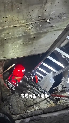 致敬每一位衝向危險的守護者！積水深坑有人被困，消防下水靠近施救，岸邊民警拽緊救援繩索兜底守護，多部門聯手，從不讓任何一人困在險境！！#救援