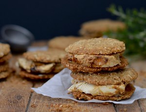 All the warm weather has got Maggie thinking about ice cream. This weekend, why not make one of Maggie's ice cream sandwiches, we can guarantee they will be a crowd pleaser! www.maggiebeer.com.au/pages/recipes/anzac-biscuit-and-burnt-fig-ice-cream-sandwiches | Maggie Beer