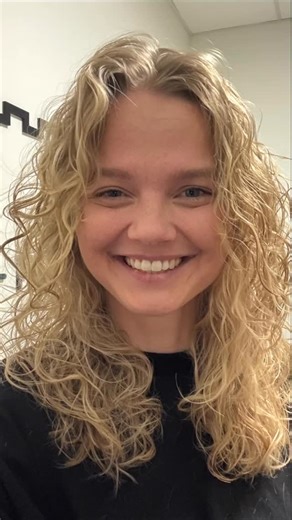 curly.do - die Lockenrevolution für Friseure on Instagram: "Erstes Mal. curly.do. Friseur*innen vom @liv.nrw haben sich ganz spontan bereitgestellt, zum ersten Mal mit curly.do zu arbeiten. Neue Formen, neue Technik – am Anfang noch ungewohnt in der Hand. Aber dann zeigt sich schnell: 👉 Schon beim ersten Arbeiten entsteht ein richtig schönes Ergebnis. In diesem Fall eine fantastische Beach Wave – locker, natürlich und modern 🌊 curly.do steht für Locken-Vielfalt. Von kleinen, klar definierten L