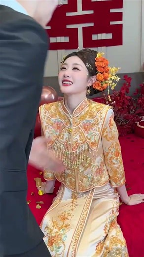 Beautiful Chinese Bride in Traditional Wedding Dress 😍