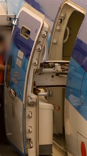 This is the correct way to close the door of a Boeing 787 ✈️ | UNILAD Tech
