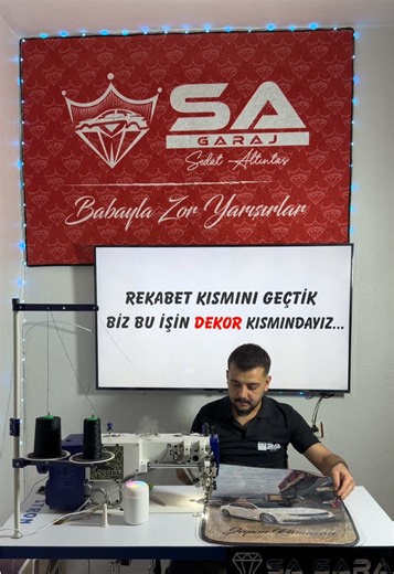 Volkswagen bir otomobil değil, bir karakterdir. Biz o karakteri zemine işliyoruz. 🔹 Aracınıza özel yüksek çözünürlük baskı 🔹 Üzeri şeffaf koruyucu kaplama 🔹 Premium kenar dikiş ve dayanıklı taban Her detay net. Her çizgi kusursuz. Her bakışta kalite hissi. Bu sadece paspas değil, Volkswagen ruhuna özel tasarım koleksiyonu. S.A__Garaj üretir. Sokakta fark edilir. #sagaraj #dekorpaspas #volkswagen #özeltasarım #otoaksesuar