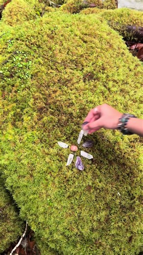 🌸Hi, I’m Mrunali, a Holistic Creative Arts Facilitator and the creator behind Soul Xpression Studio. 🦋Through soulful, ritual-inspired art and mindful creative practices, I explore ways to connect with our inner world and express what lives within us. I also enjoy nature elements and crystals into my creative practice. 🔗My first energy art piece is now available on Etsy if you feel called to it shop her now. Link is available in my bio. 🎨Welcome to Soul Xpression Studio. It is a space for mi