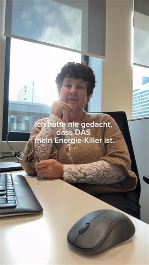 Sabine Warz on Instagram: "Ich dachte lange, ich sei einfach müde. Oder empfindlicher geworden. Oder nicht mehr so belastbar wie früher. Die Wahrheit ist nüchterner – und gleichzeitig erleichternd: Es war nicht der Stress. Es war das ständige Sitzen. Stundenlang am Schreibtisch bedeutet für den Körper nicht „Ruhe“, sondern Daueranspannung. Die Muskulatur bleibt aktiv, der Kreislauf fährt runter, die Atmung wird flacher. Energie wird nicht verbraucht – sie wird blockiert. Deshalb fühlt man sich a