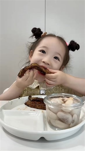 My little one's eating time! I'm so envious of his appetite #reelsvideoシ #reelsfacebook #chinise #cute #viralvideo | 寶寶餓了