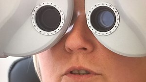 On a testé la méthode pour voir sans lunettes : ça marche ou pas ? - RTBF Actus