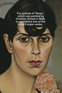 [english below] ⏰ Nur noch eine Woche um unsere Ausstellung “Die Kunst der Gesellschaft. 1900-1945” zu sehen! Das Bildnis der „Sonja“, die Schad 1928 in der Kulisse eines Berliner Kaffeehauses malte, gilt als eines der Hauptwerke des Künstlers. Es gilt auch als Ikone der Neuen Sachlichkeit sowie als prototypische Darstellung selbstbewusst-emanzipierter Frauen in der Weimarer Republik. Mit modisch kurz geschnittenem Haar, Zigarettenspitze, Camel-Zigarettenpackung, Puderdose und Lippenstift auf de