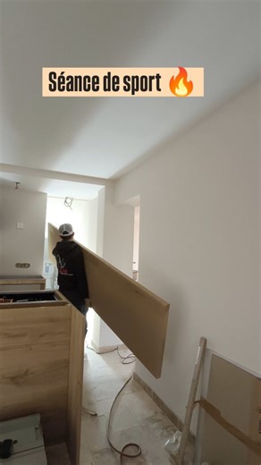 Des fois ça se joue à rien pour que ça passe 😉 L'agencement c'est aussi ça, des mesures millimétrées, des nœuds au cerveau pour calculer comment faire passer les éléments et une bonne grosse dose de sport 💪🏻🔥 Ici j'ai fait rentrer un plan de 2m95 dans cette arrière cuisine, avec une marge de manœuvre de 2cm 🫣 #aupoil #artisan #cuisine #seancedesport #tigre | A.C.M Aménagement Cuisine et Menuiserie