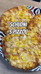 🍕 FIT PIZZA, KTORÚ BUDEŠ CHCIEŤ KAŽDÝ DEŇ! Hľadáš večeru, ktorá chutí ako „cheat meal“, ale tvoje telo ti za ňu poďakuje? Táto cottage cheese pizza je totálna výhra! Je plná bielkovín, hotová za pár minút a cesto nepotrebuje žiadne kysnutie. 🤩 🛒 Čo budeš potrebovať? Cesto: • 200g Cottage syr • 200g Hladká špaldová múka • 2 Vajcia 🥚 • 1 ČL Prášok do pečiva • Pizza korenie • 1/2 lyžičky soli 🧂 Na vrch (podľa chuti): • Paradajkový pretlak • Kvalitná šunka • Syr (eidam/mozzarella) • Kukurica 🌽