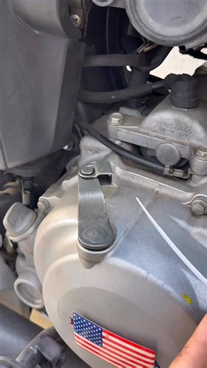 Old-school mechanic trick that saves you when the clutch fails [DESCRIÇÃO HASHTAGS] A simple emergency technique to shift gears even with a blown clutch #USA #Mechanic #Motorcycle #Emergency | Master of Solution