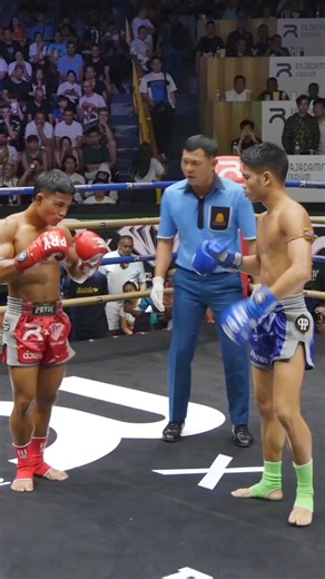 Perfect teeps 🎯 @rajadamnern_stadium Follow @nakmuaytraining for more NMT Fightwear coming soon: @nmt_fightwear #muaythai #thaiboxing #fight #sparring #nakmuay #martialarts #kickboxing #striking #muaythaifight #k1 #combatsports #thaifighter #mma #mmastriking | Nak Muay Training