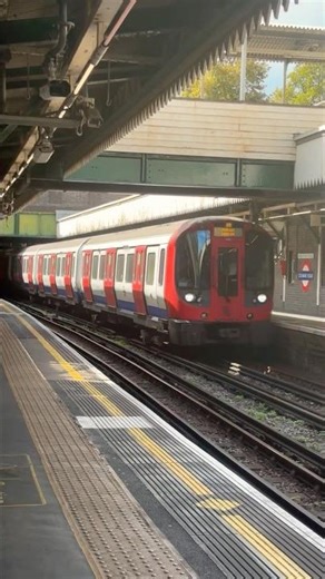 Tube Train Arriving – Circle Line, London 🚇🇬🇧