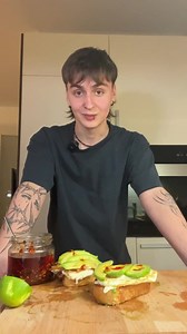 Moj brat danas kuha umjesto mene, a na meniju je avokado tost. #kuhanje #recept #avokado #tost #avocadotoast | Igor Jadan
