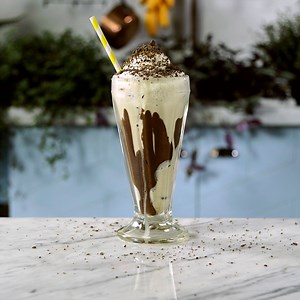 Para aliviar o calor e fazer a alegria de todo mundo, faça esse cremoso e refrescante milk-shake capuccino! INGREDIENTES • 200 ml de café forte passado • ½ xícara de creme de leite fresco • 2 colheres de açúcar • 1 xícara de leite integral • 5 bolas de sorvete de creme • 1 colher de sopa de canela em pó • ½ barra de chocolate meio amargo derretido • ½ barra de chocolate meio amargo ralado #receitadoce #milkshake #capuccino #verão #receitafacil | Tastemade Brasil