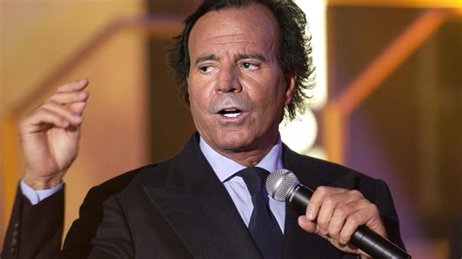 Julio Iglesias visé par une plainte pour délits « sexuels » et « traite d’êtres humains »