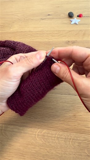 Why have I learned to love the magic loop? 🧶 Because I learned to hold it as shown in the video, which allows me to switch needles quickly, with minimal fuss, and gives me full control 💪 Thank you, @JyttePallisgaardDesign 🫶🏼 🧶 Because my tension is naturally looser with magic loop than with double-pointed needles—so when I’m #knitting a sweater, the sleeves don’t end up tighter than the body. Have I completely abandoned my DPNs?�No!! I love them dearly 💕 and still use them for socks and mi