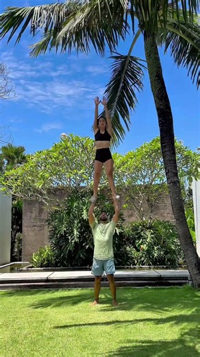 Fun #standingacro flow! #acroyoga#partneracrobatics#acro#acroyogafun#travel#retreat#acrobat#cheer#