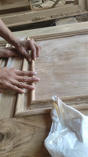installing trellises to beautify wooden doors #wooddesigner #woodworking #carpenter