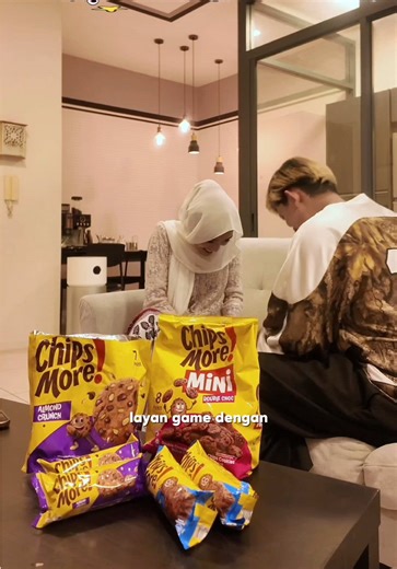Game boleh tunggu, crunch tak boleh. 🍪 NEW ChipsMore! Almond Crunch memang chocolatey nutty crunchy padu. Perfect snack untuk main social game dengan kawan & family 🤎 @therealcookieguy #Chipsmore #Cookies #Cookieguy