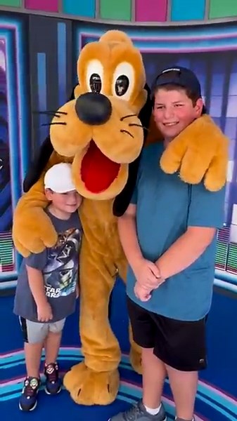 Meeting Pluto Meet & Greet in Hollywood Studios & Animal Kingdom at Disney World