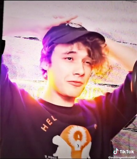 actually proud of this and learnt rotobrush 🤩 #georgereq2 @madison :)) @berk | spam = block | @george soc #wilbursoot#wilbursootedit#edit#wilbur#aftereffects#ae#vs#audio