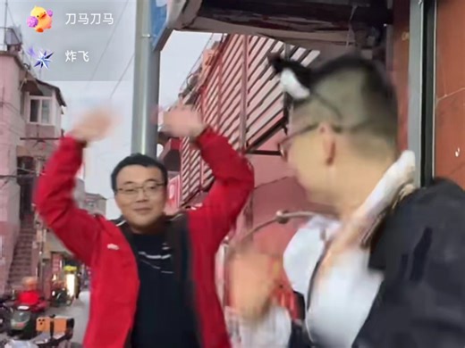 橙飞老师惊现热舞直播间，狂炫炒饭。