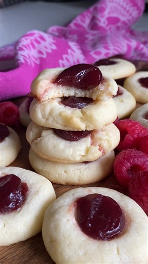 5-Ingredient Raspberry Cheesecake Cookies Recipe