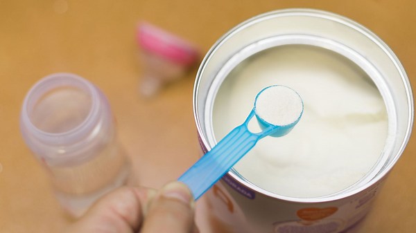 Enquête – Laits infantiles contaminés à la céréulide : des boîtes ont été 'discrètement' retirées des rayons en Allemagne et en Autriche - RTBF Actus