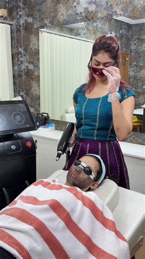 মেছতা এবং ফেসের কিছু কালো দাগের সমস্যার জন্য ডাক্তার কার্বন লেজারের পরামর্শ দিলেন! আমাদের পেশেন্ট দীর্ঘদিন ধরে মেছতার সমস্যায় ভুগছিলেন। বিশেষজ্ঞ ডাক্তারের পরামর্শে আজ তার Carbon Laser সম্পন্ন হলো। ভিডিওতে দেখুন পুরো প্রক্রিয়াটি। আপনিও কি একই সমস্যায় ভুগছেন? আজই আমাদের সাথে যোগাযোগ করুন। 📞 Book Now: 880 1745-360223 📍 Anjuman Glow Studio, 66 Gausul Azam Avenue, Sector–13, Uttara, Dhaka–1230 #Pa#PatientCarea#LaserTreatmentk#SkinClinicে#মেছতাার্বন_লেজার