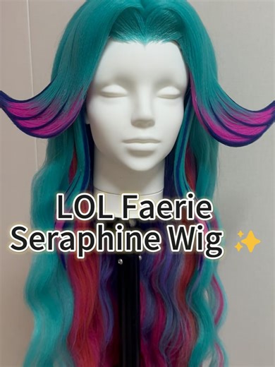 LOL Faerie Seraphine wig build ✨ This video shows the full process: I start with a color plan and split the gradient into sections, then lay the wefts in a specific order to make the blend look expensive and natural. Next I set the shape and curl bouncy waves section by section, then refine each curl. After that I map out the bangs (parting, length, and curve) to fit the face, and finish with light trimming hairspray to lock everything in. Finally, a multi-angle close-up reveal so you can see ev