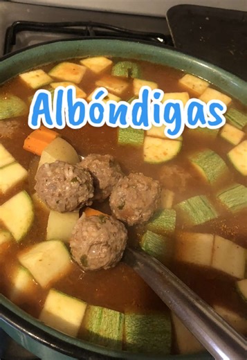 ALBÓNDIGAS CON CHIPOTLE Ingredientes: Carne molida 3/4 Cebolla 3 Tomates 1 Huevo 3 Calabazas 3 Zanahorias 1 Chayote 2 Papas Cilantro Cominos Consomé Ajo Sal al gusto #comidamexicana #albondigas #cocinando #food