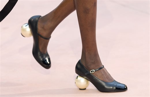 Une perle XXL à la place du talon : voici la nouvelle tendance chaussures repérée au défilé Chanel - Elle