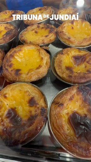 A @atealjundiai trouxe para a Festa da Uva um combo excelente para quem é apaixonado por comida portuguesa e solidariedade! Junto do @quintadoolivardo , a entidade que atende pessoas com deficiências auditivas participa da maior festa da cidade e conta com a sua colaboração! Visite e aproveite! 😋 🎥 Tribuna de Jundiaí | Tribuna de Jundiaí