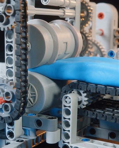 Doctor Engine on Instagram: "Satisfying LEGO Conveyor Flattens Soft Mass #satisfying #lego #legotechnic"