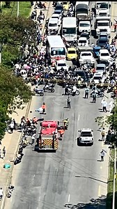 Una persona fallecida y otra lesionada en accidente de tránsito Hace pocos minutos se presentó accidente de tránsito en la autopista Norte (sentido norte sur), a la altura del batallón Pedro Nel Ospina. En los hechos una persona que intentaba cruzar la vía fue atropellada por un motociclista. El conductor de la moto quien resultó lesionado fue llevado a un centro asistencial. | MI BELLO ES BELLO