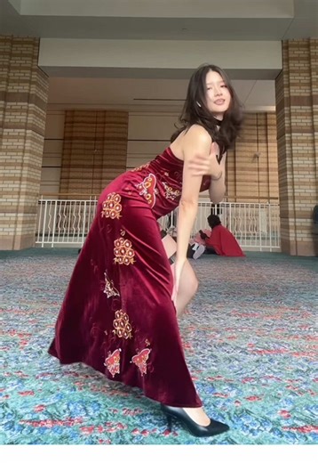 I also learned the new “tiktok” dance for mini skirt hehe although I still like the og more 🤭 #adawongcosplay #residentevil4 #adawong #cosplayer #kpopdancecover