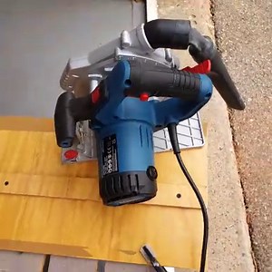 Methode pour fabriquer un rail guide universel pour scie circulaire